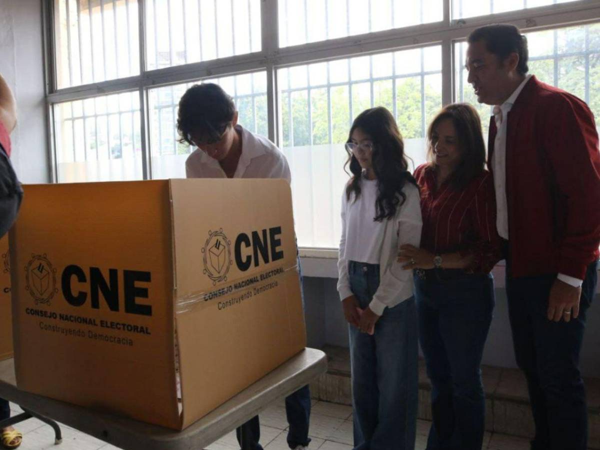 ¿Quién es el joven que acompañó a Héctor Zelaya a votar?