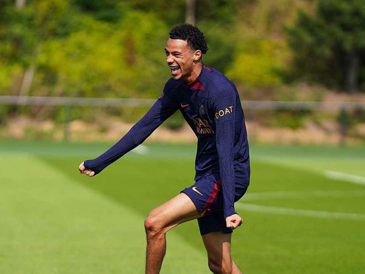 Hugo Ekitike es un futbolista francés que juega como delantero. Cuenta con 21 años de edad.