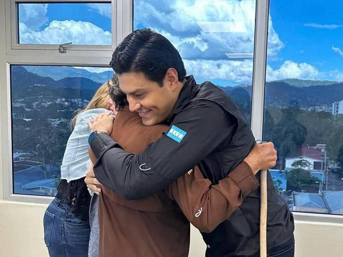 Así se vivió el abrazo que unió a los tres consejeros del CNE