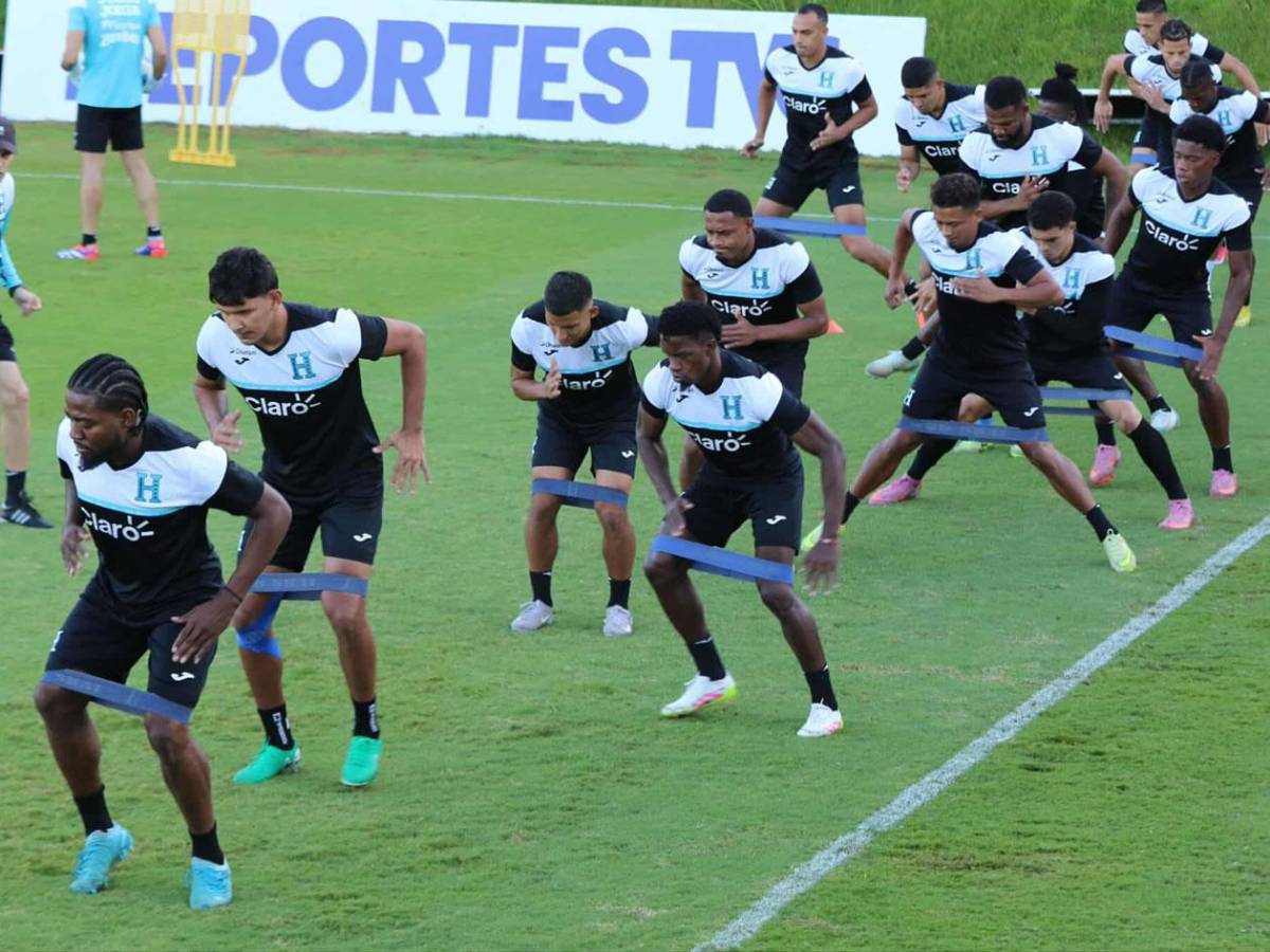 Selección de Honduras tuvo primer entreno, caras nuevas y alarma con jugador