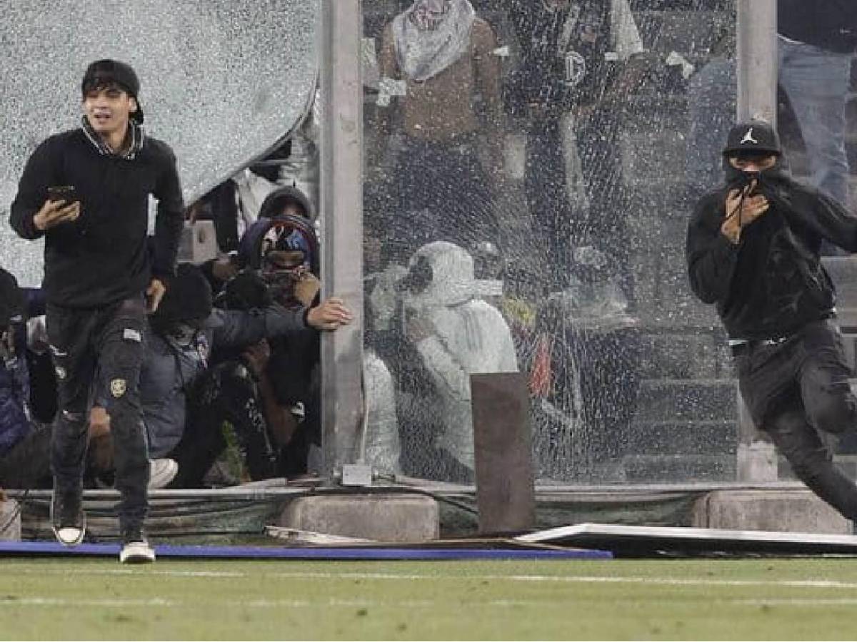 Tragedia: Muertos, avalancha, invasión en pleno partido y suspensión