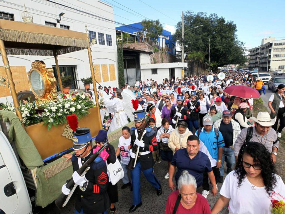 Fervor: Miles acompañan peregrinación de la Virgen de Suyapa en Tegucigalpa