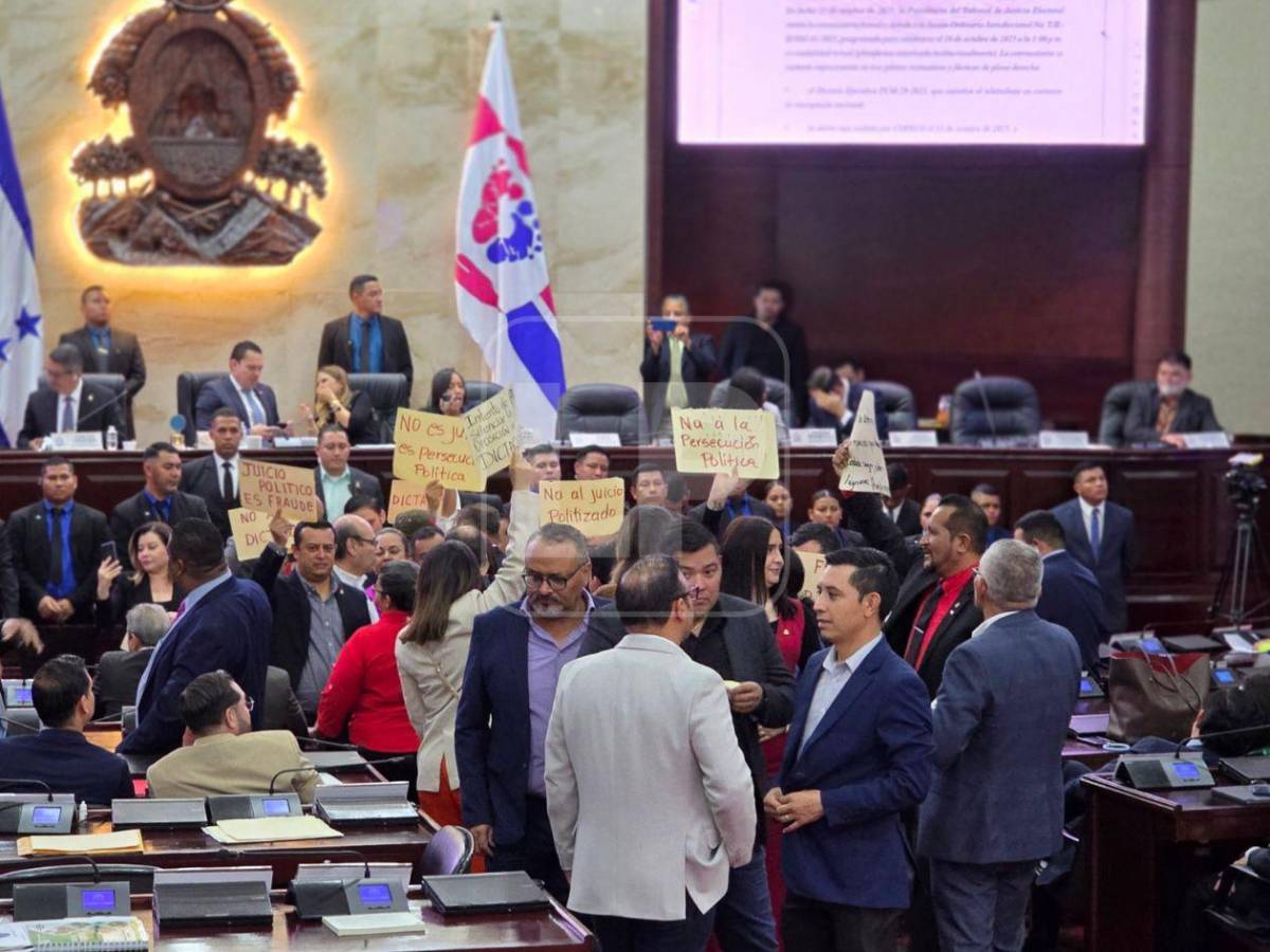 Las imágenes que dejó la maratónica sesión donde fueron destituidos Mario Morazán y Marlon Ochoa