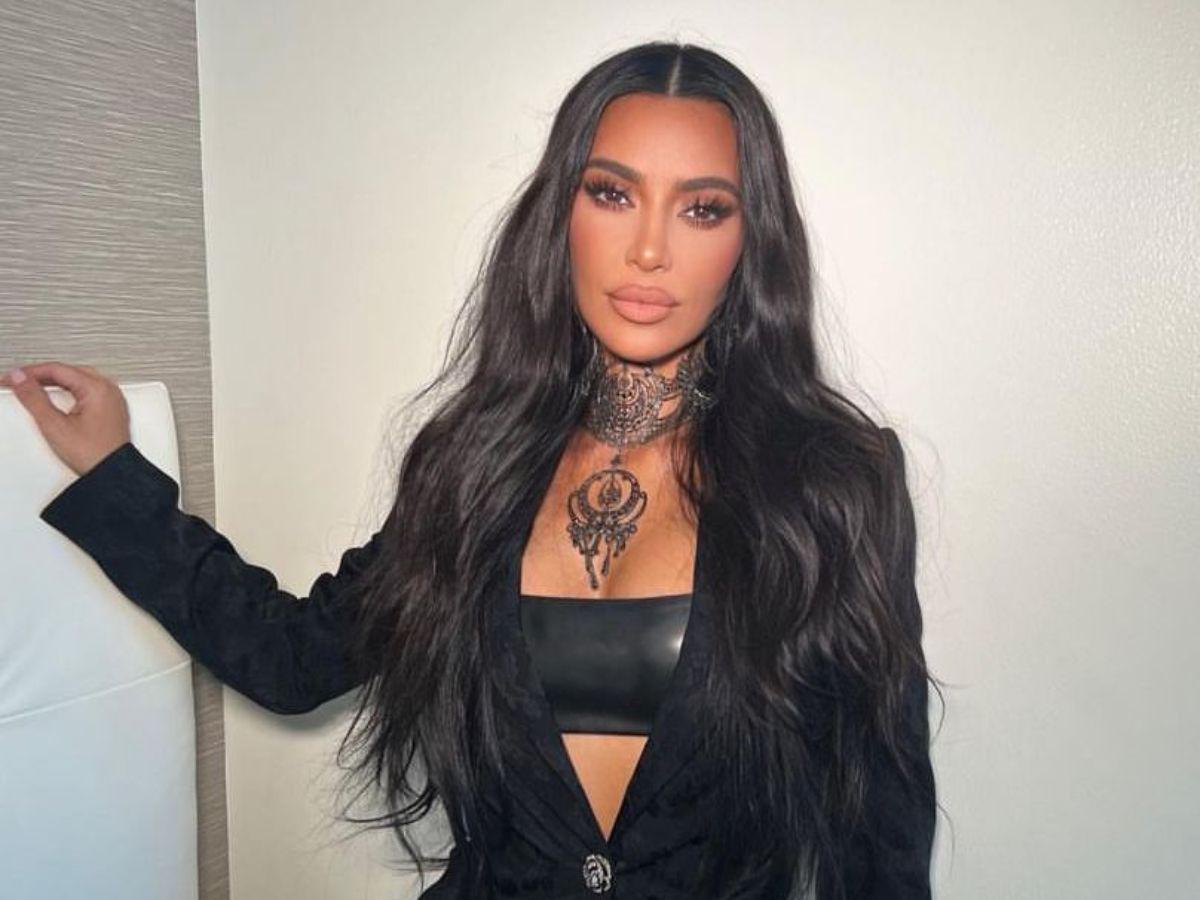 Kim Kardashian impacta al mostrarse natural, sin filtros ni maquillaje