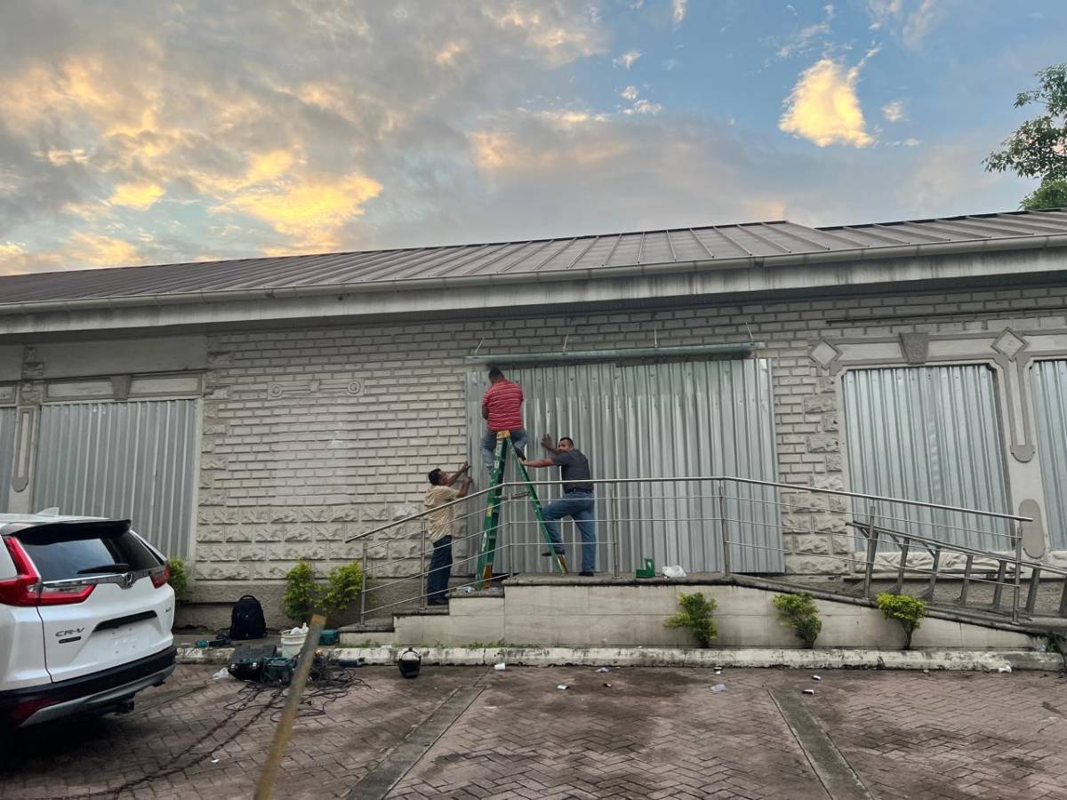 Sampedranos protegen sus negocios con láminas antes de las elecciones generales