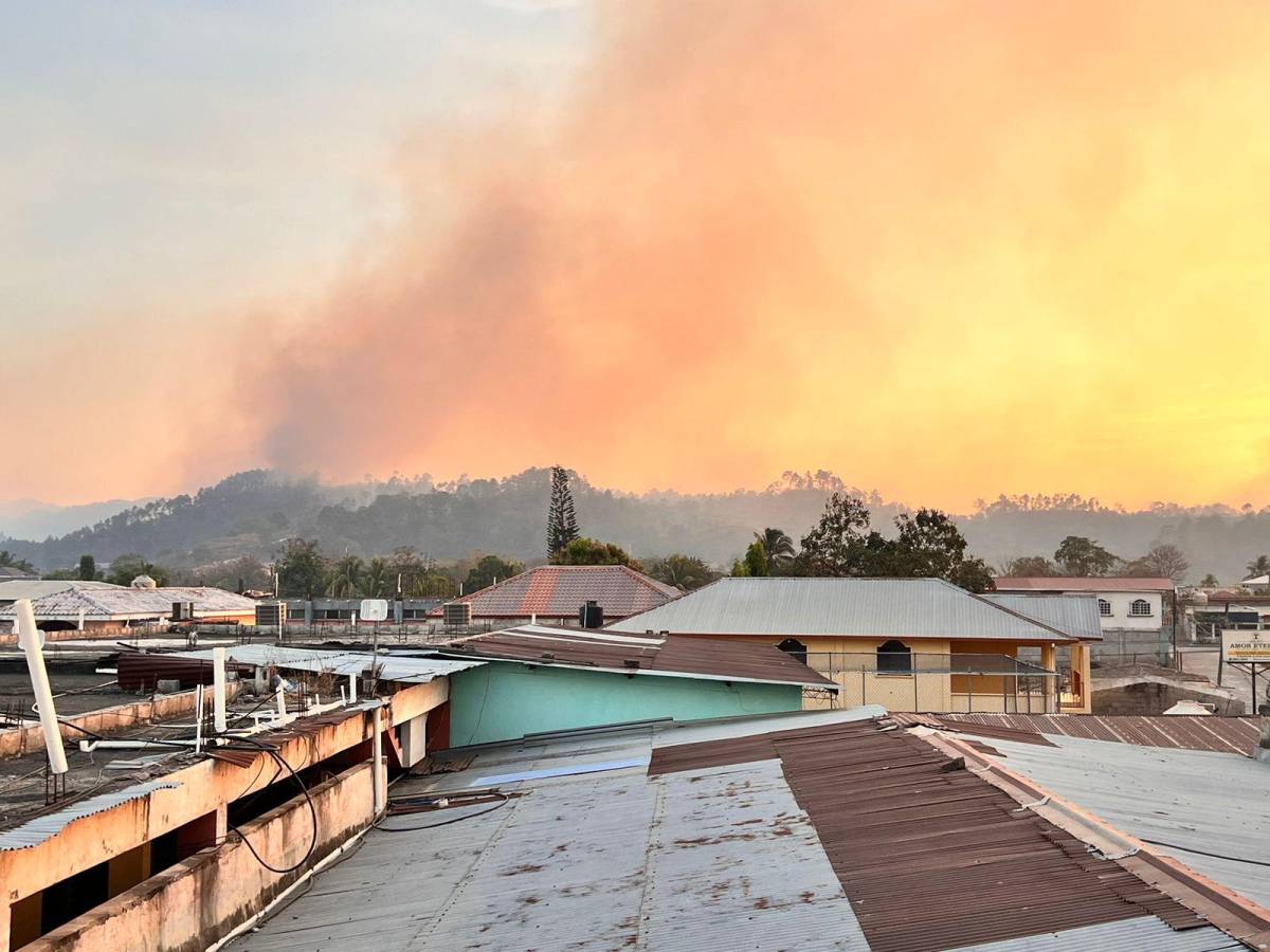 La ciudad de La Entrada permanece cubierta bajo una densa capa de humo producto del incendio en El Orégano.