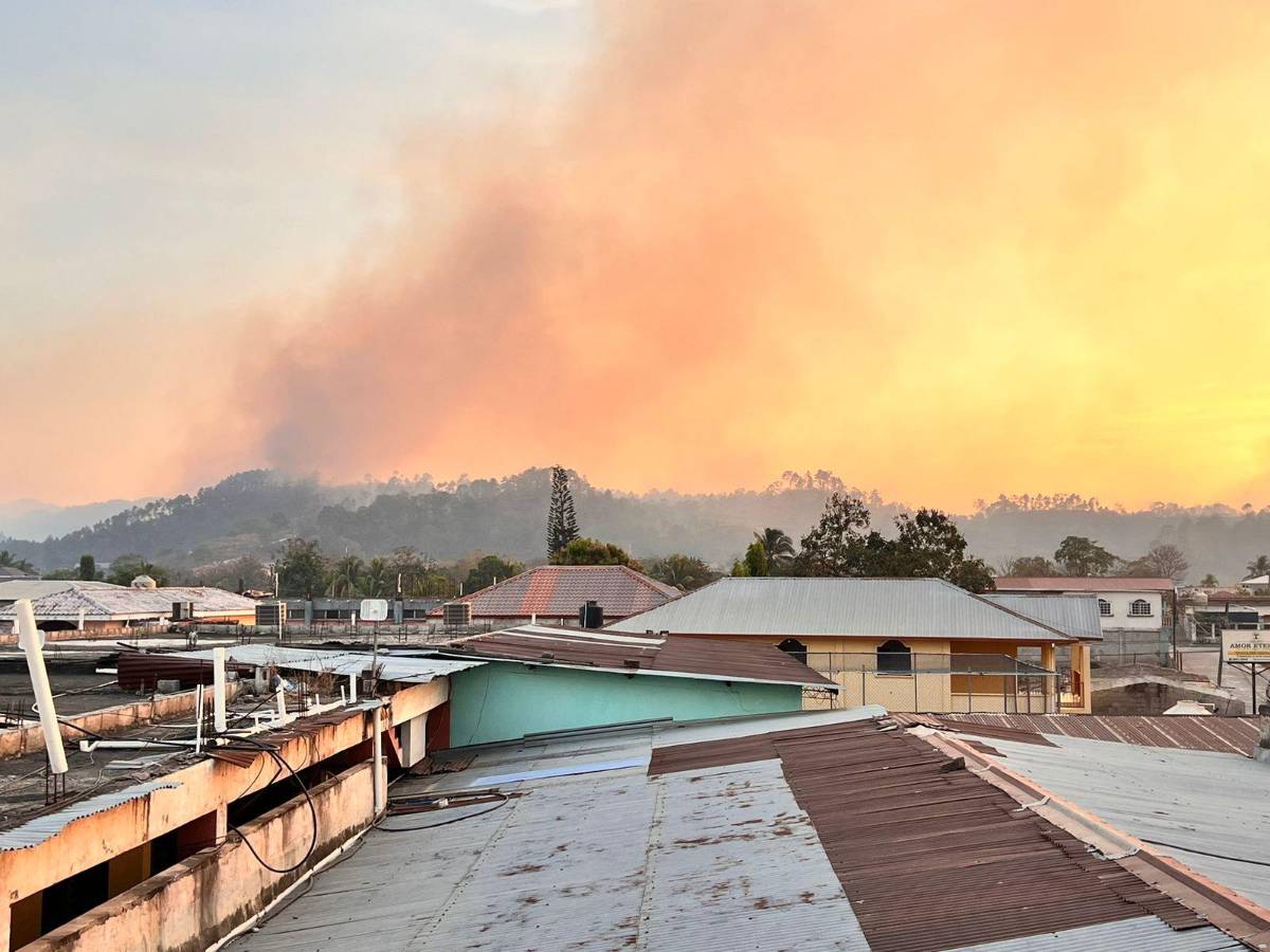 La ciudad de La Entrada permanece cubierta bajo una densa capa de humo producto del incendio en El Orégano.