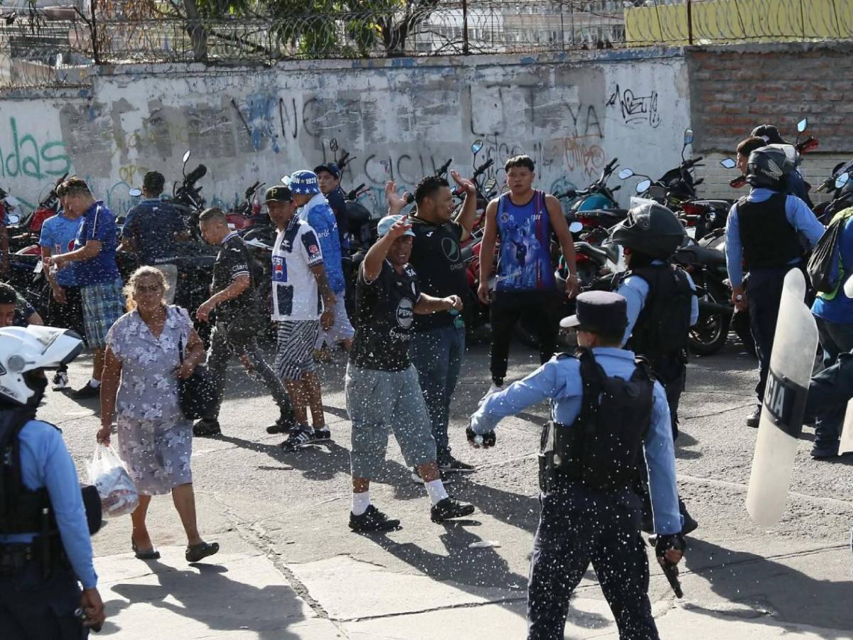 Imágenes impactantes: Terror en clásico Motagua - Olimpia tras escenas de violencia