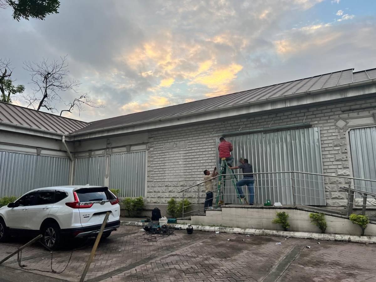 Sampedranos protegen sus negocios con láminas antes de las elecciones generales