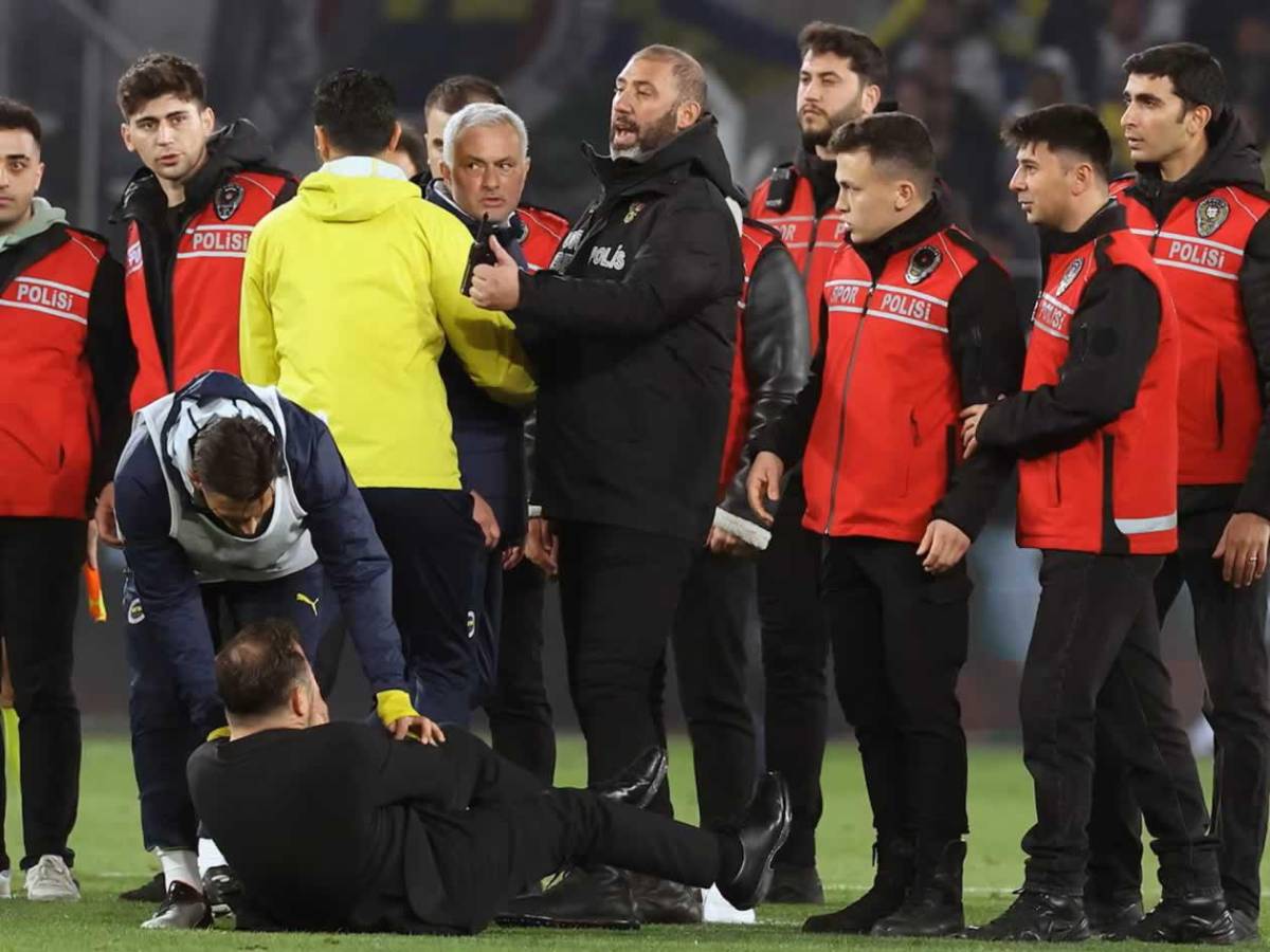 La nueva bajeza de Mourinho: eliminado y agrede al técnico del Galatasaray