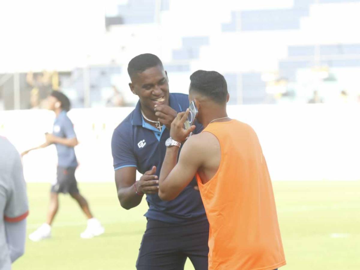 Bellas chicas, sexy rubia y Beckeles se roba el show en el Victoria vs Olimpia