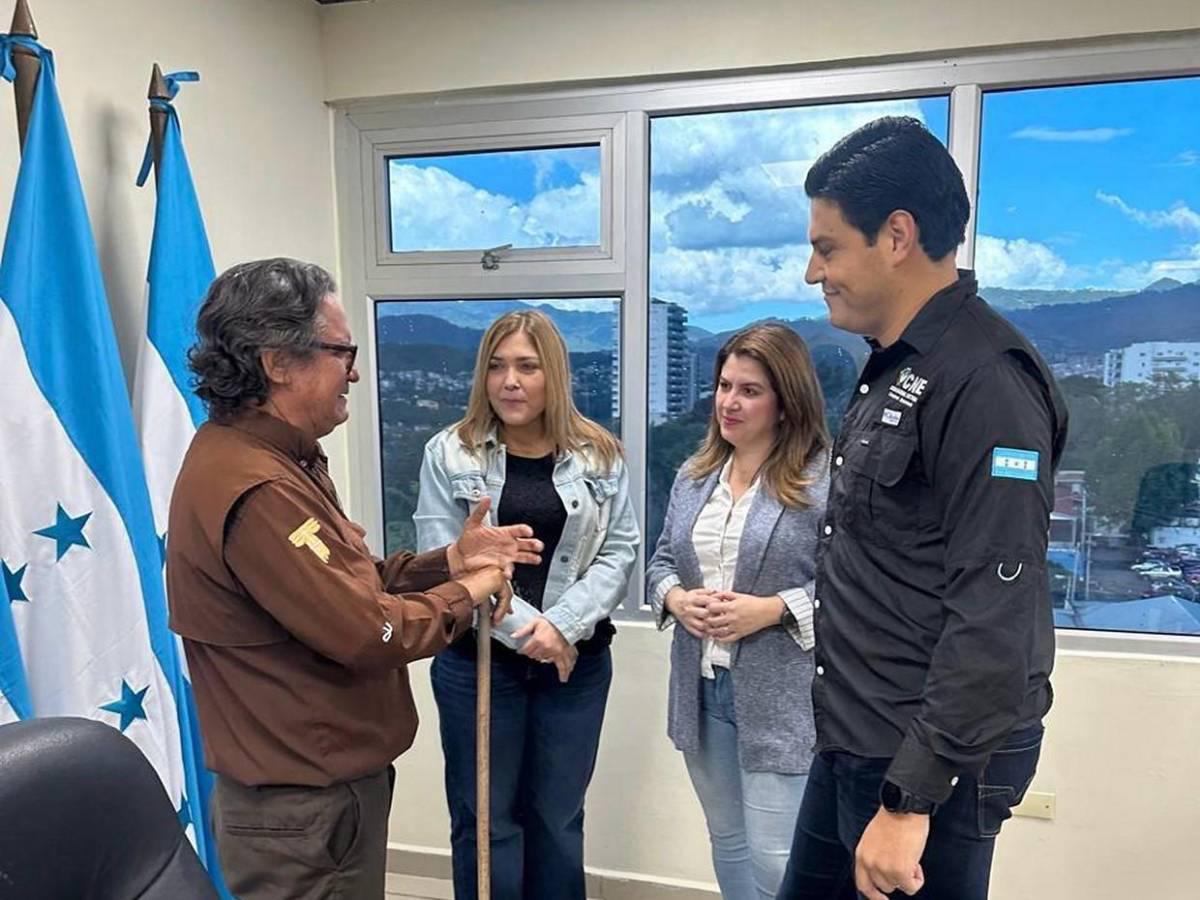 Así se vivió el abrazo que unió a los tres consejeros del CNE
