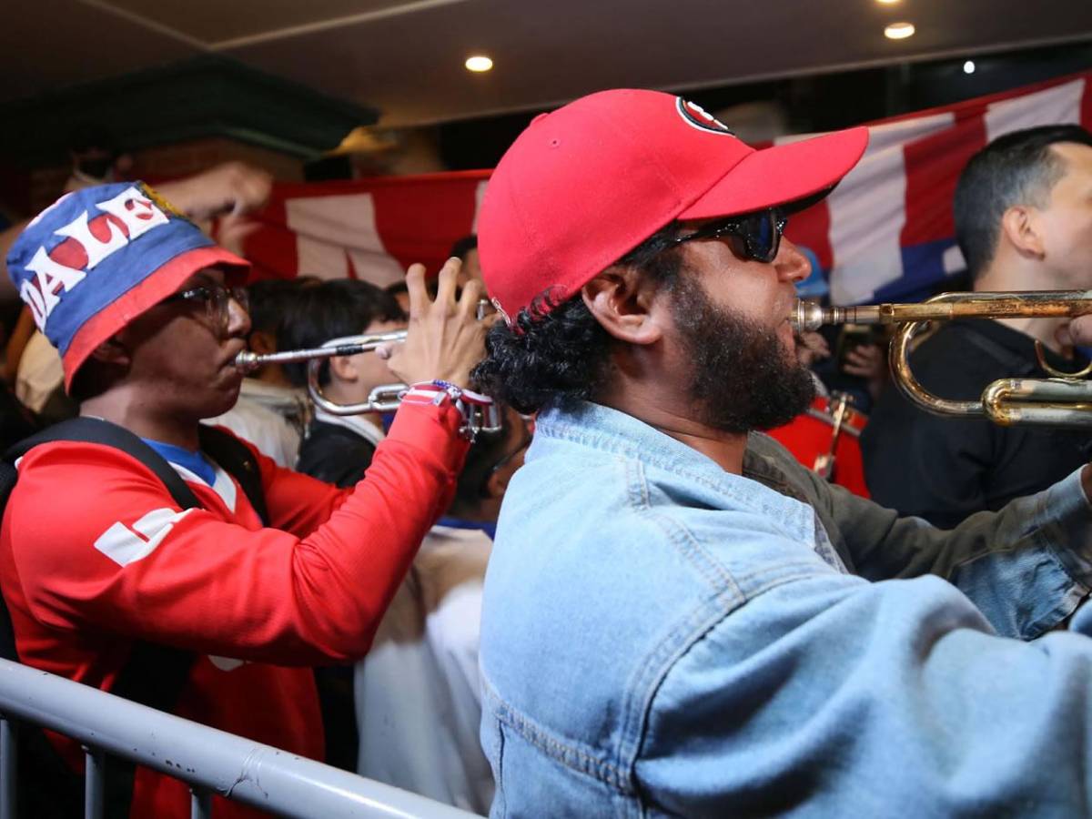 Espectacular banderazo de la afición del Olimpia y piden la Copa 40 ante Marathón