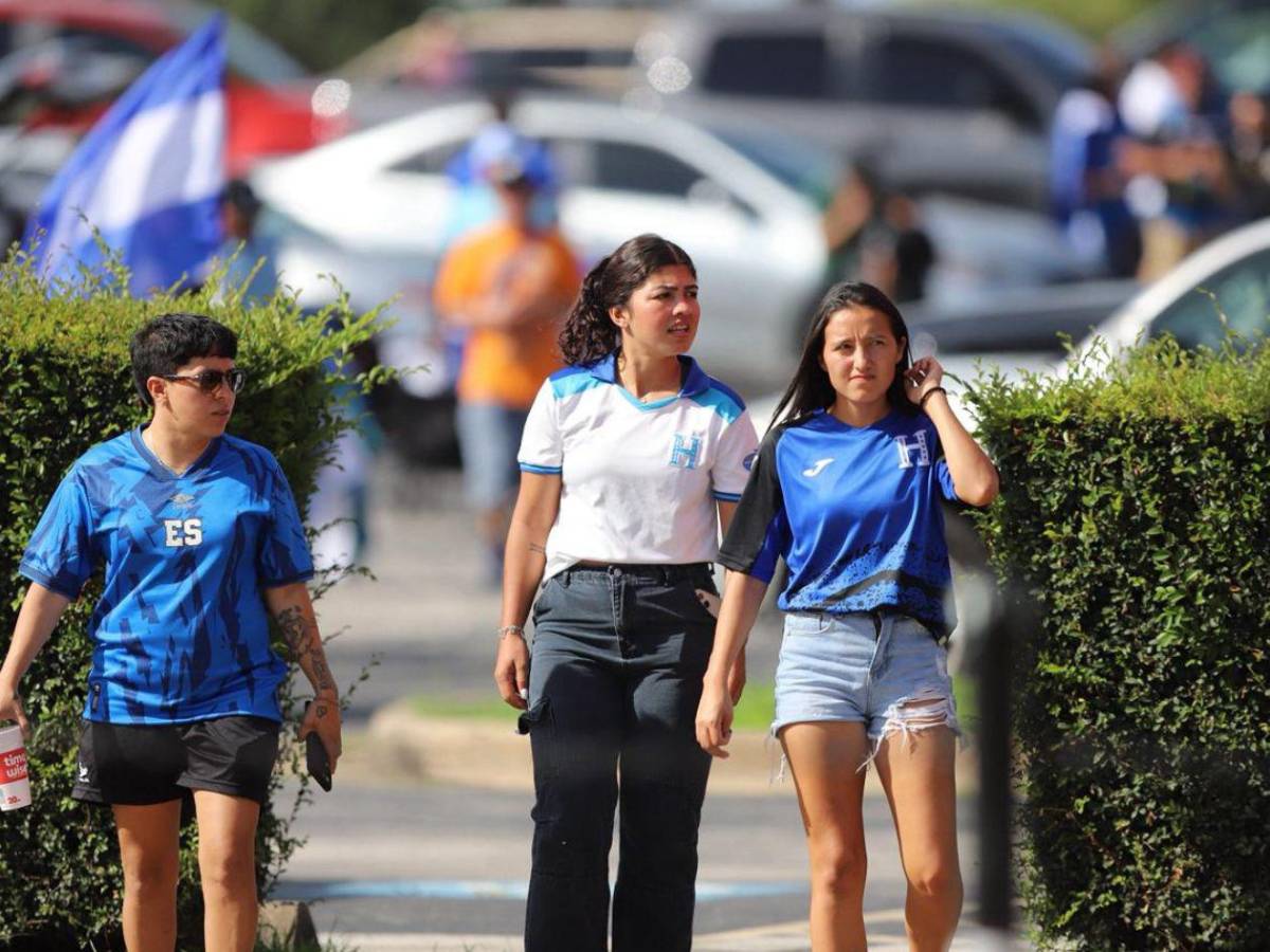 Las bellas mujeres que encendieron el ambiente en el Honduras-El Salvador