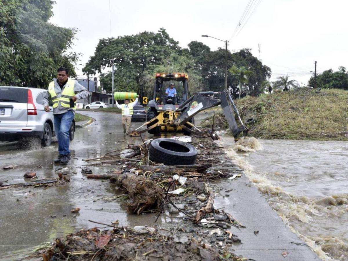 ¿Cuántos sampedranos están expuestos a riesgos por desastres naturales?