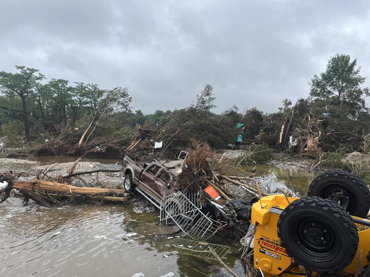 Inundaciones dejan 27 personas muertas y decenas de desaparecidos en Texas