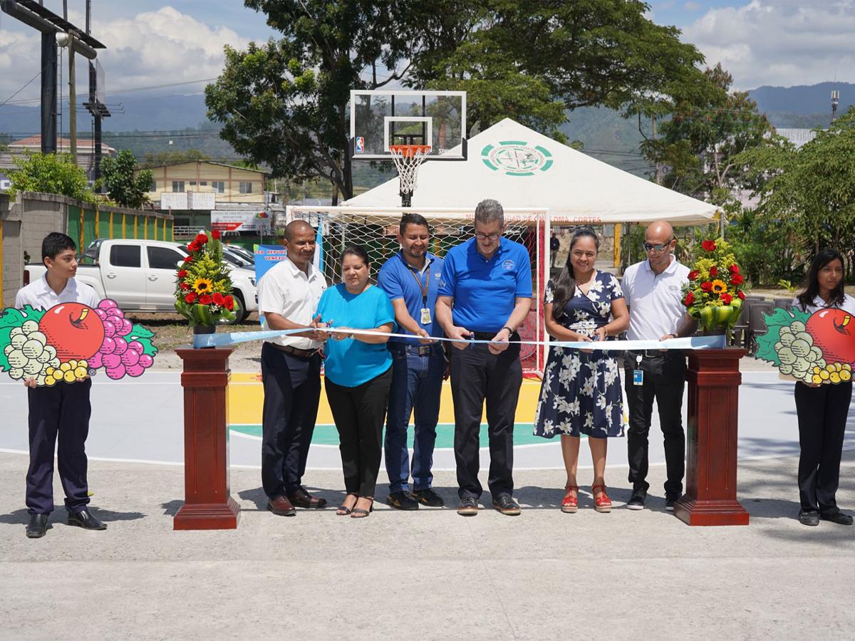 Fruit of the Loom inaugura cancha multiusos en escuela de Choloma