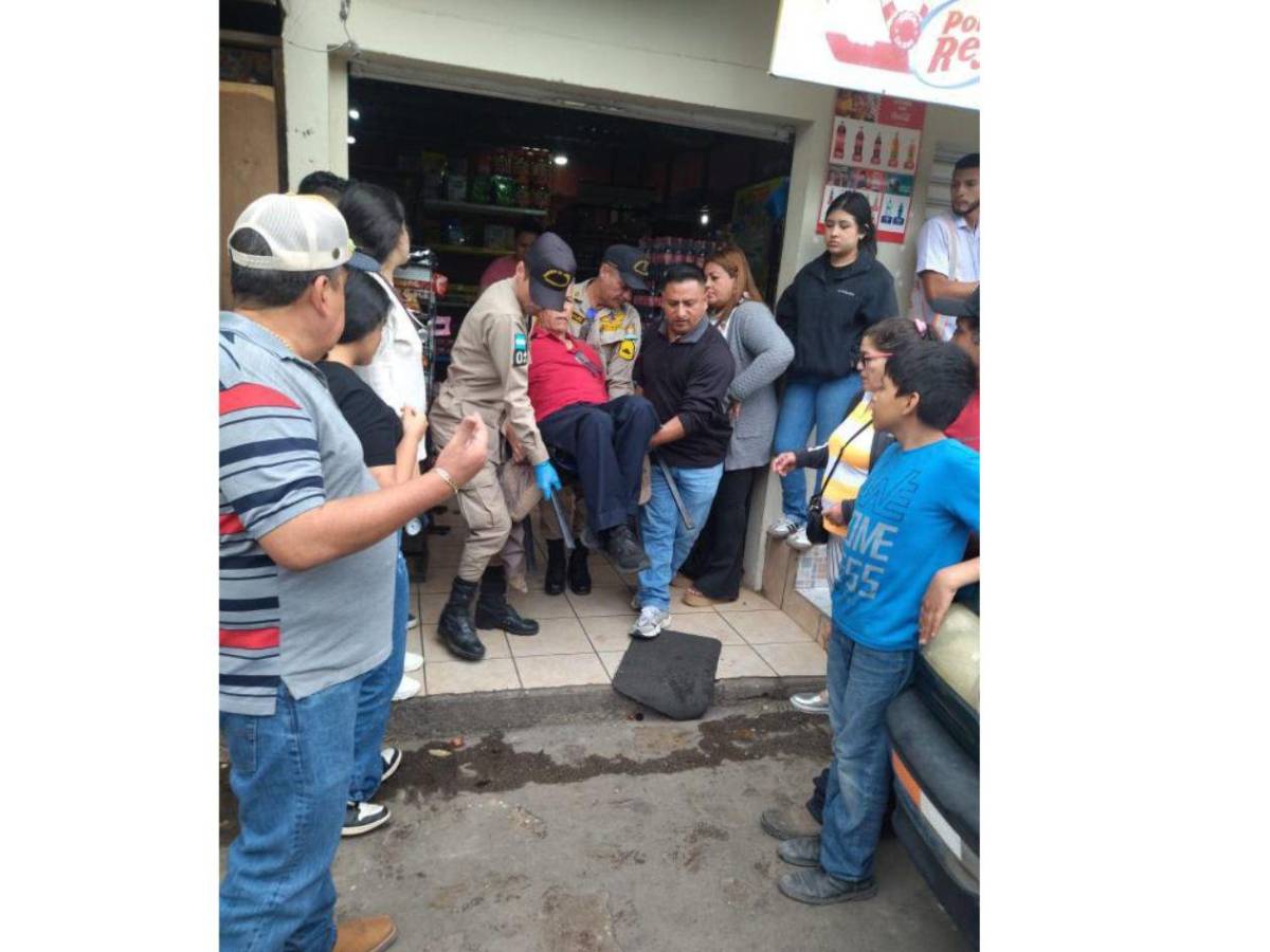 Imágenes del accidente en que un vehículo arrolla a peatones y motociclistas