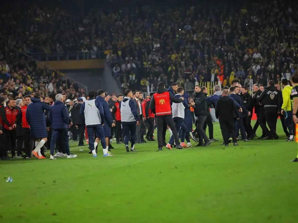 La nueva bajeza de Mourinho: eliminado y agrede al técnico del Galatasaray