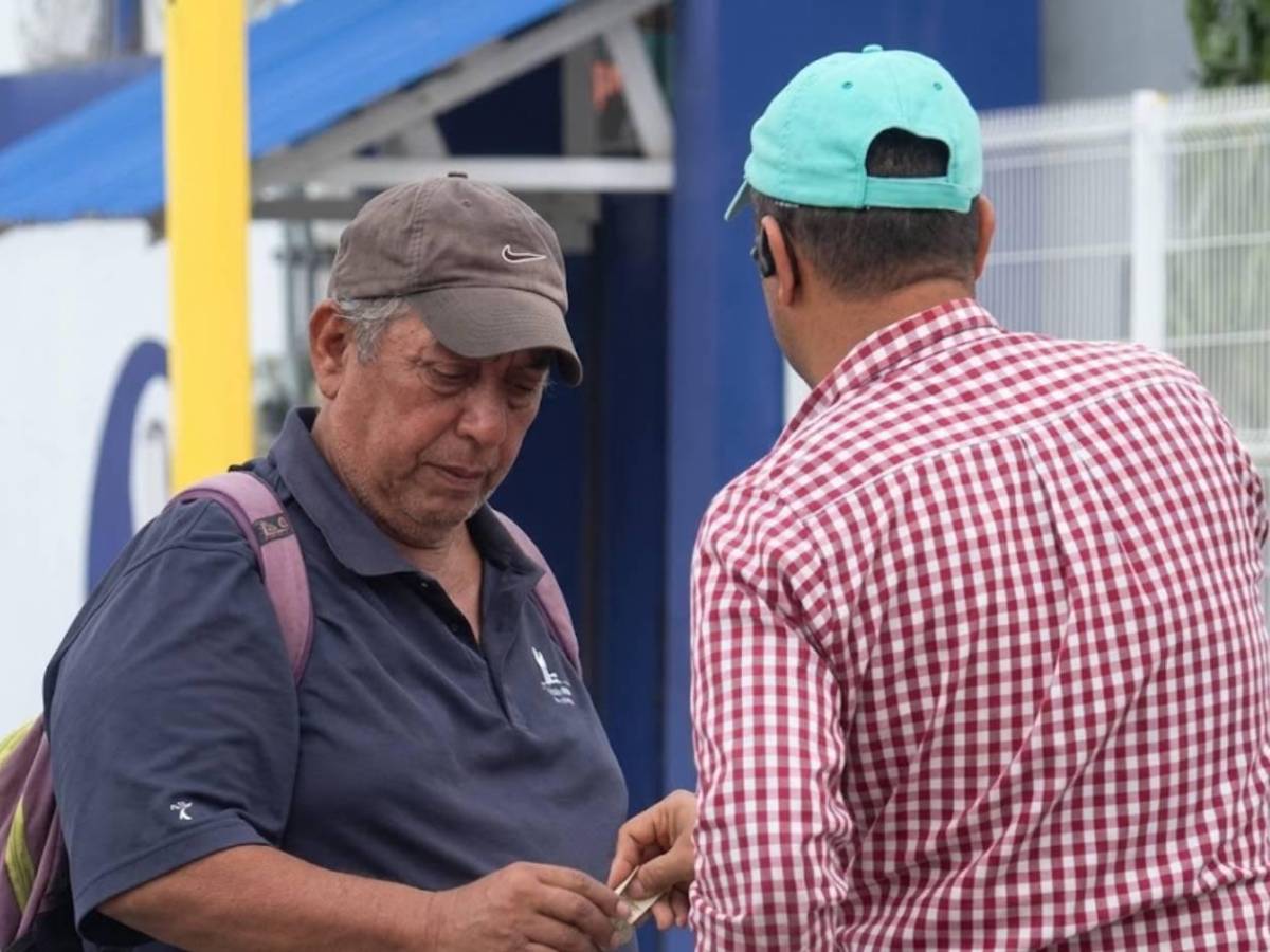 Narrador deportivo hondureño termina en las calles pidiendo ayuda: esto le pasó