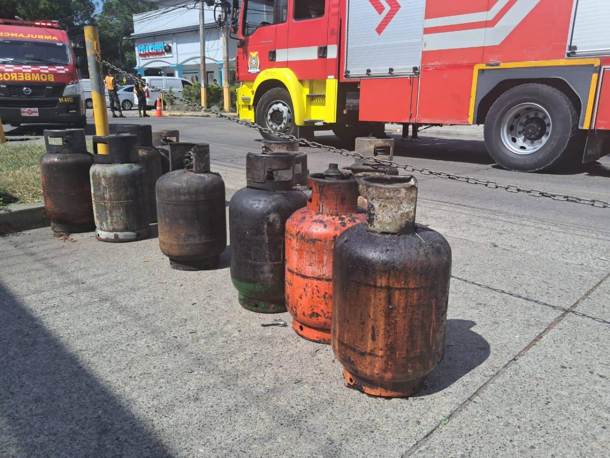 En ruinas: incendio consume popular local de baleadas en SPS