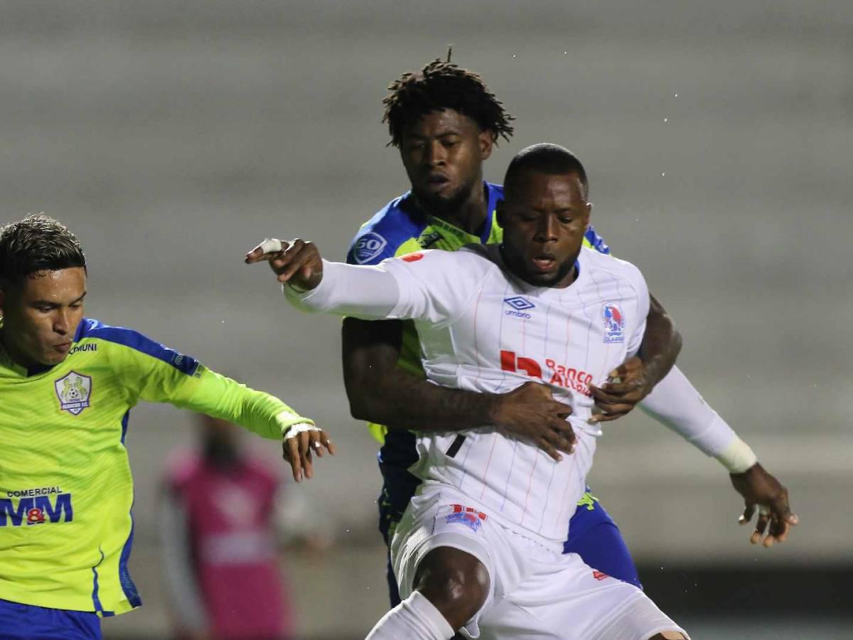 Momento donde Palacios sujeta en el área a Yustin Arboleda.