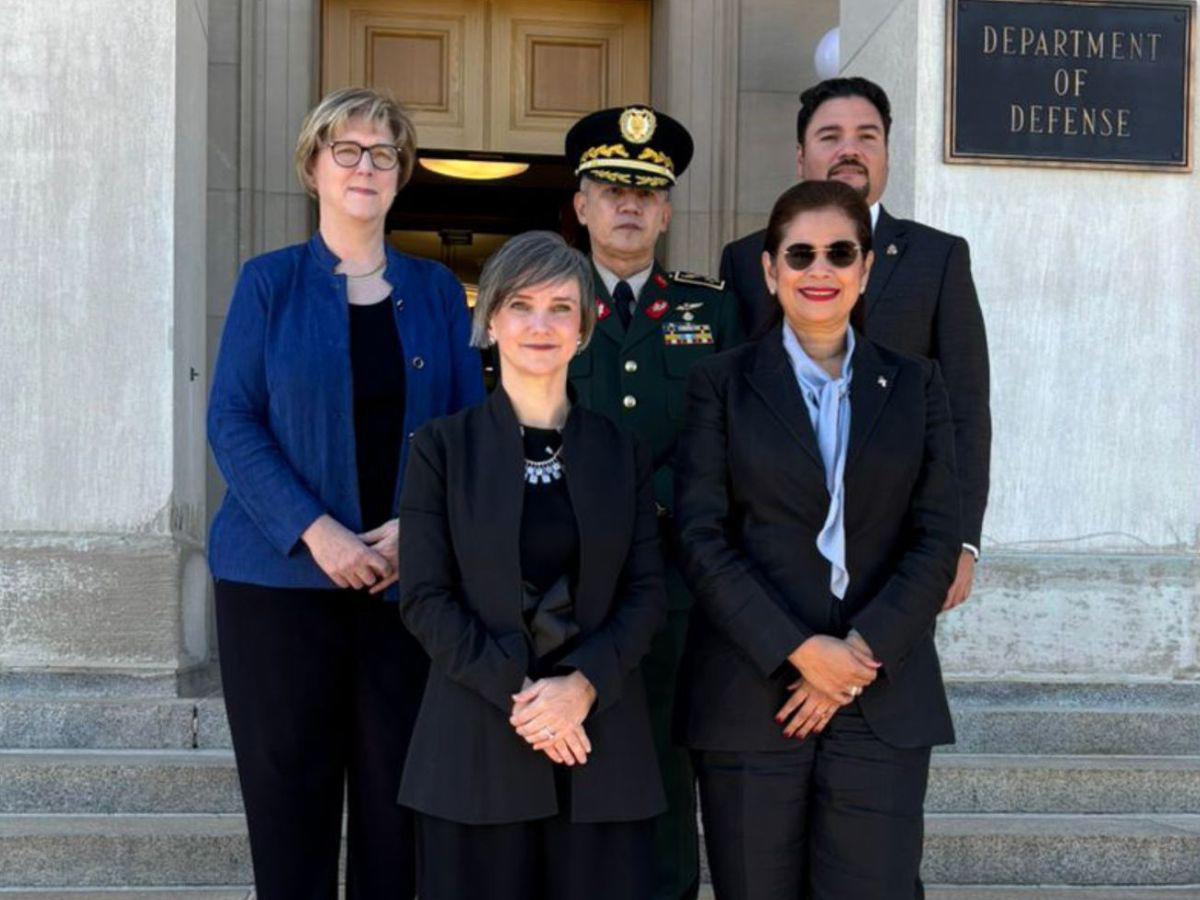 Laura Dogu, embajadora de Estados Unidos en Honduras, Jana Nelson, secretaria adjunta de la oficina del secretario de defensa de los EEUU, General Roosevelt Hernández, jefe de las Fuerzas Armadas de Honduras, Rixi Moncada, secretaria de defensa nacional de Honduras y Javier Bu Soto, embajador de Honduras en EE UU.