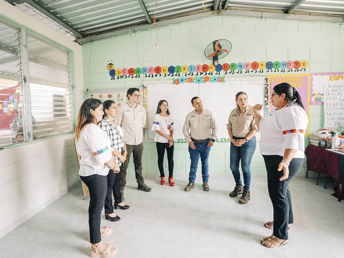 Karla Ávila, presidenta de Fundación Cervecería Hondureña, junto a su equipo se trasladaron a los centros educativos a los actos de inauguración.