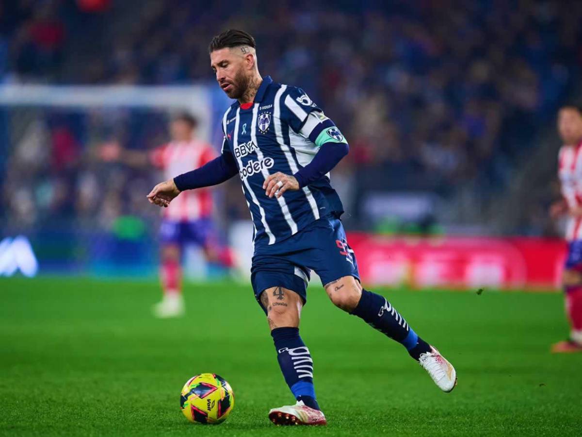 Sergio Ramos debutó con Monterrey: causa locura y casi hace un golazo