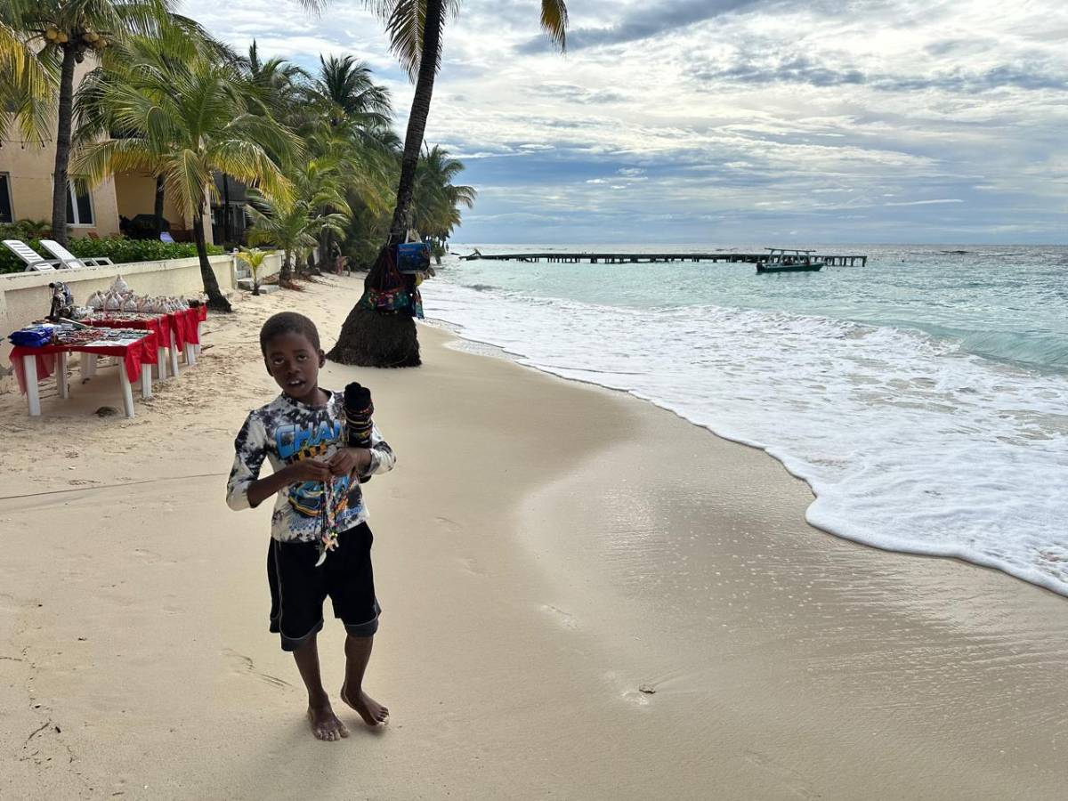 Turistas disfrutan de nuevo en las playas de Roatán