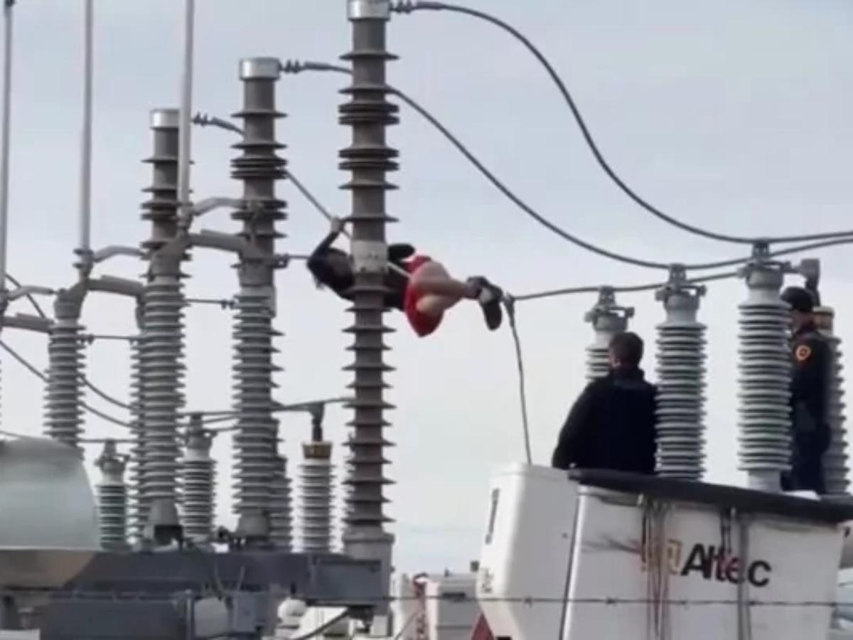 Mujer se sube a un transformador y deja sin energía a una ciudad entera