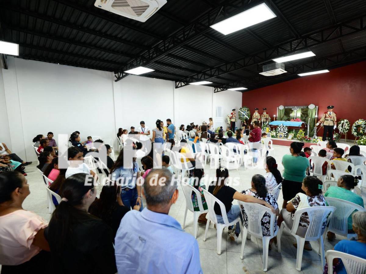 ¿Quién es el oficial que lloraba en el funeral del inspector Kevin Pérez?