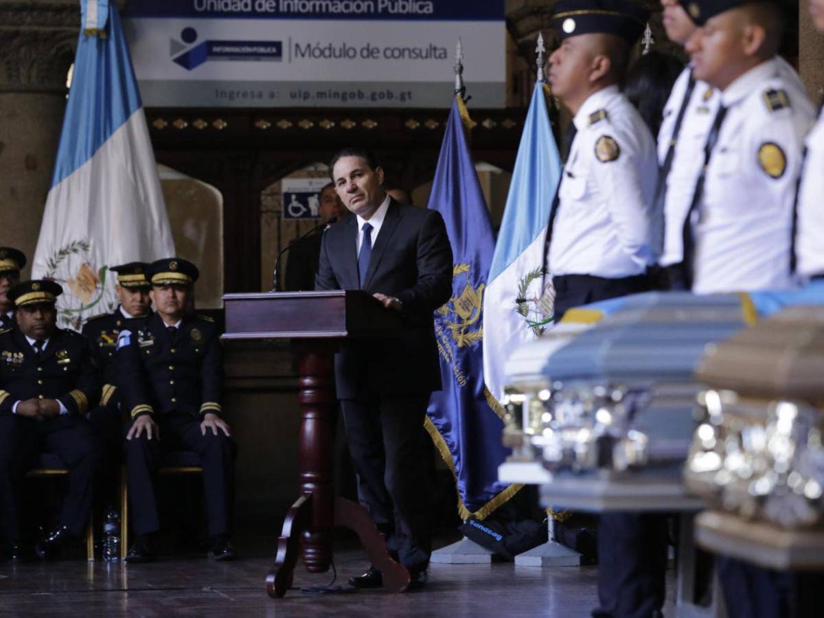 Así fue el emotivo homenaje a policías asesinados en motines en Guatemala