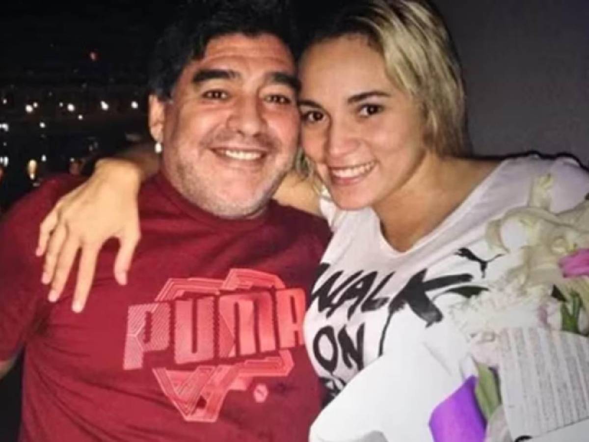 Exnovia de Maradona confirma noviazgo con polémico futbolista