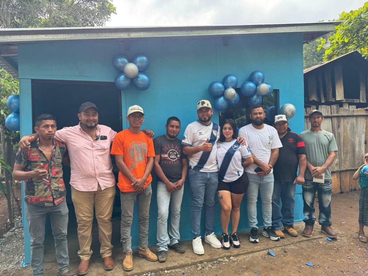 Influencer hondureño le construye vivienda a familia guatemalteca