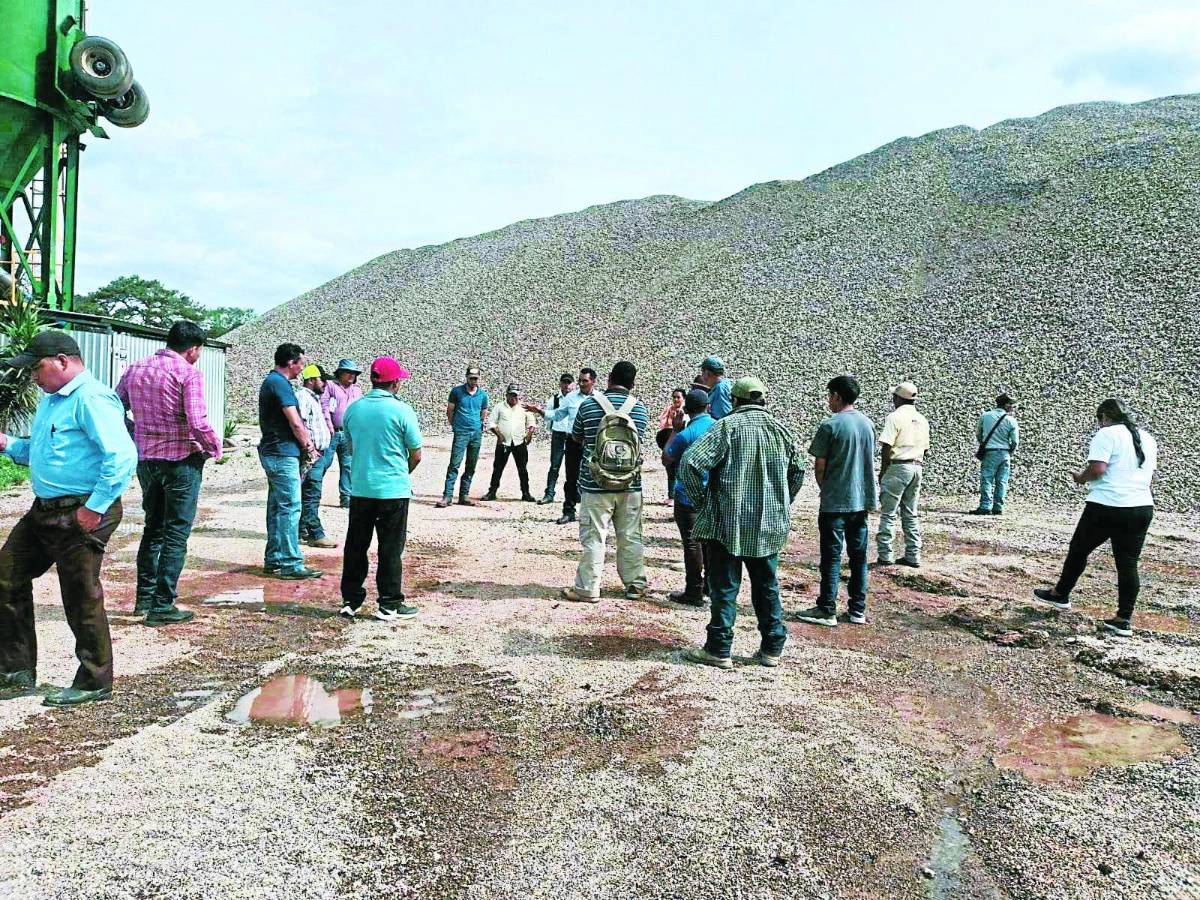 Piden celeridad en construcción de vía en Lempira