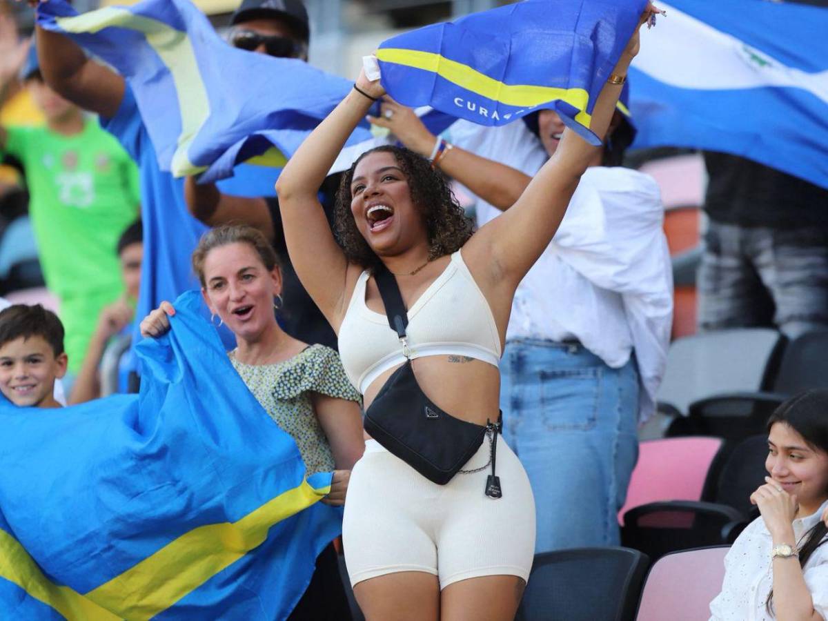 Las bellas mujeres que encendieron el ambiente en el Honduras-El Salvador