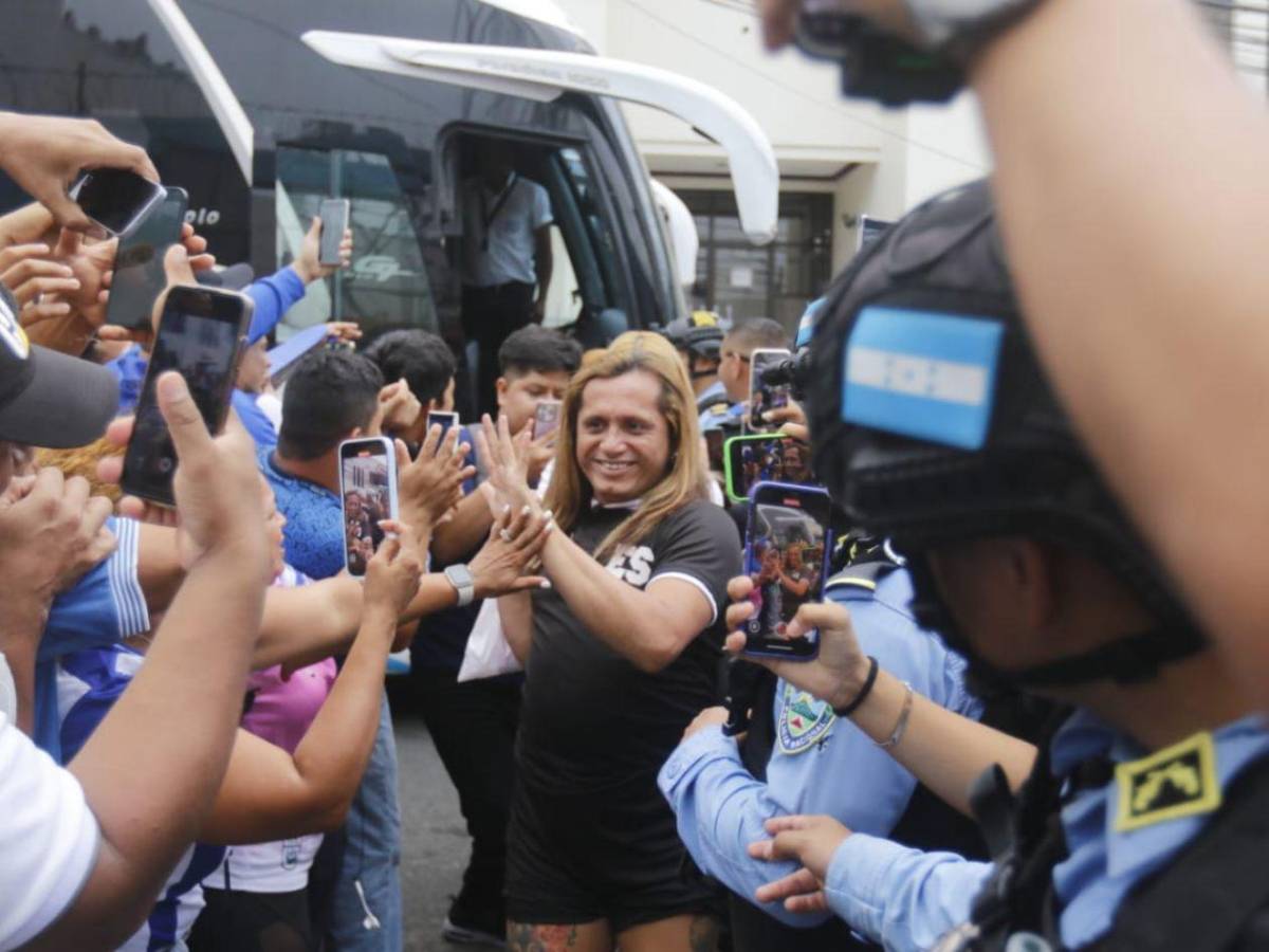 Selección Salvadoreña de Tiktokers desata furor en su llegada al Morazán