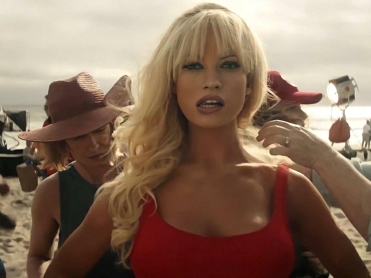 Lily James caracterizada como Pamela Anderson.