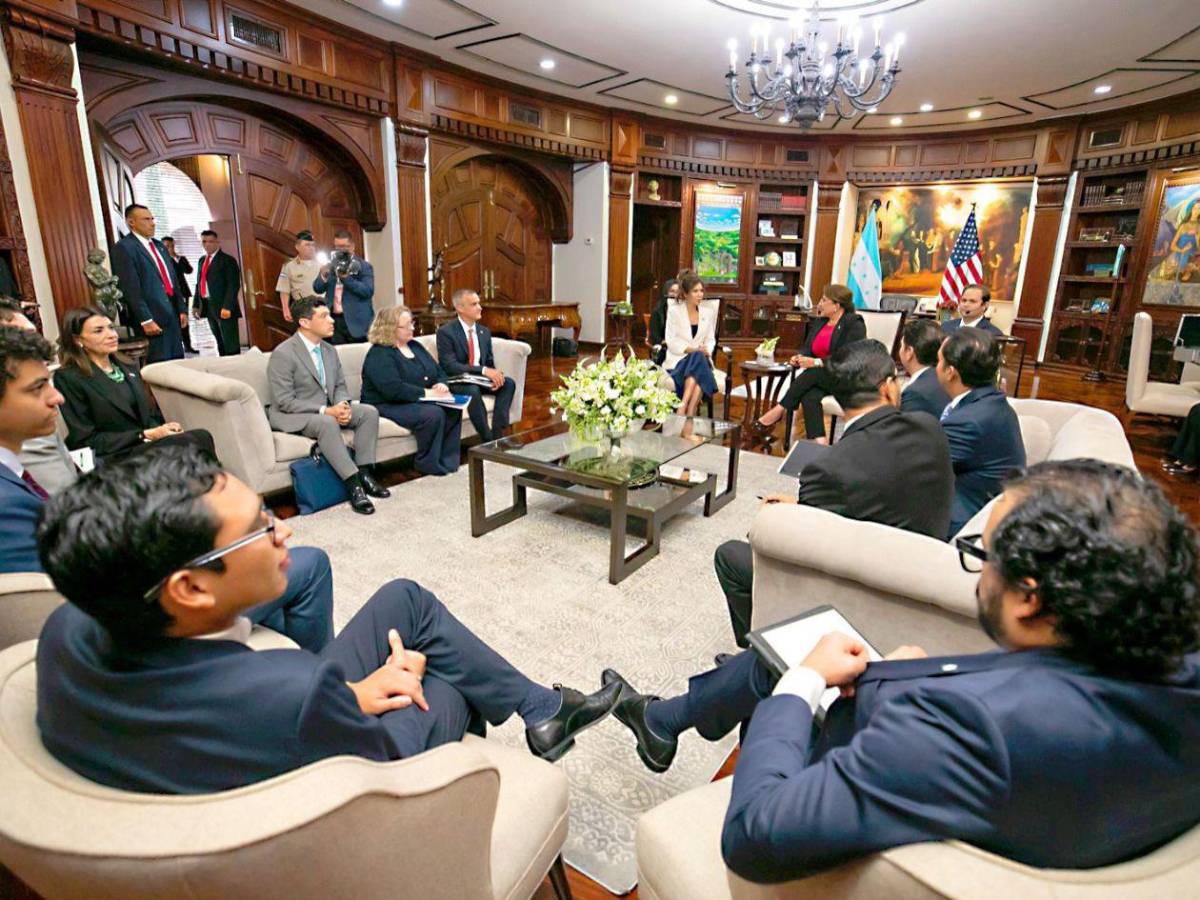 El obsequio de Xiomara Castro a Kristi Noem, secretaria de seguridad Nacional de  EUA