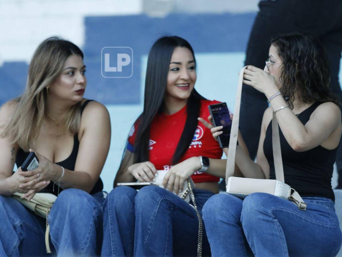 Aficionado disfrazado de jeque, bellas chicas y ambientazo en el Francisco Morazán