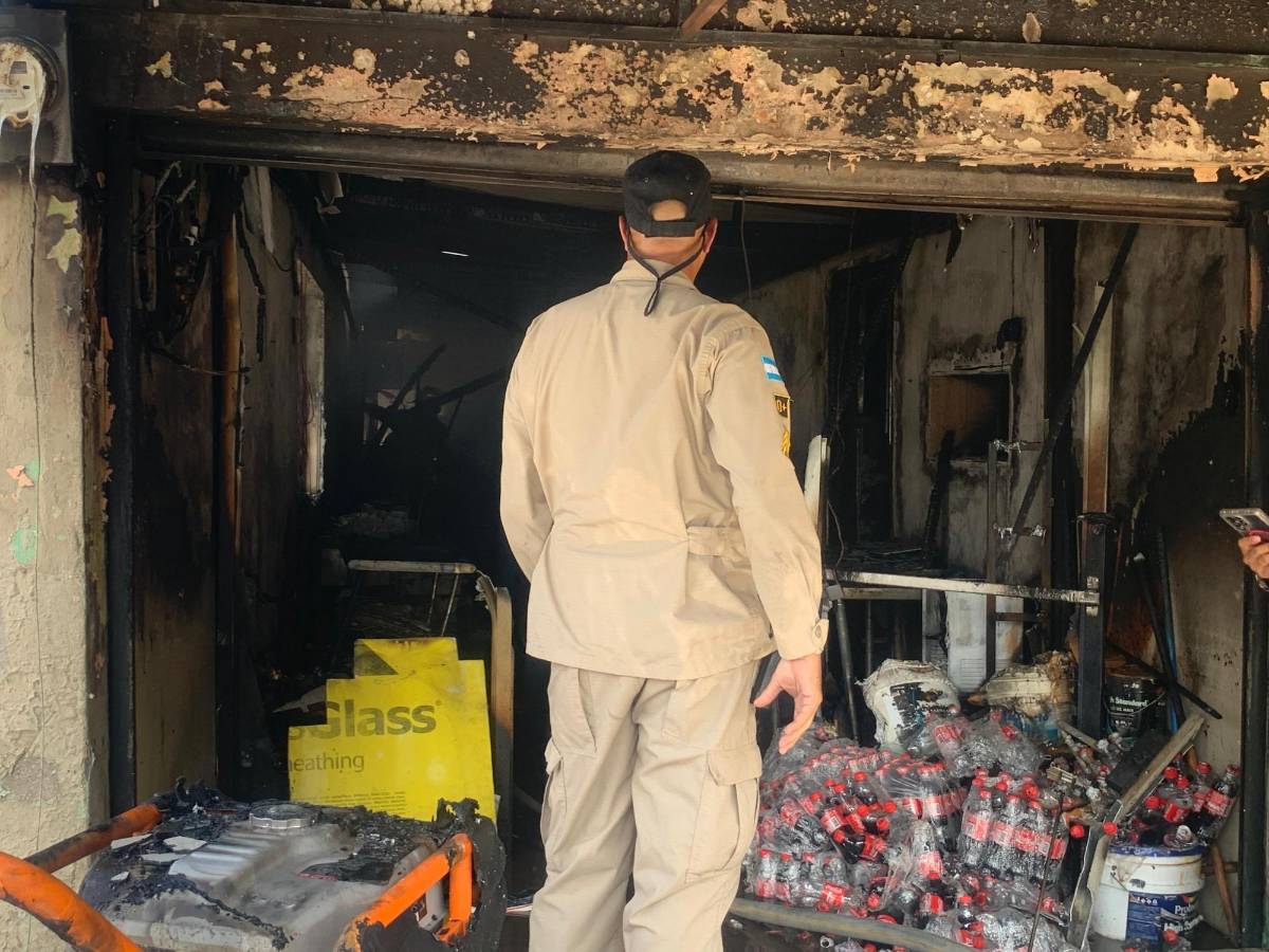 En ruinas: incendio consume popular local de baleadas en SPS