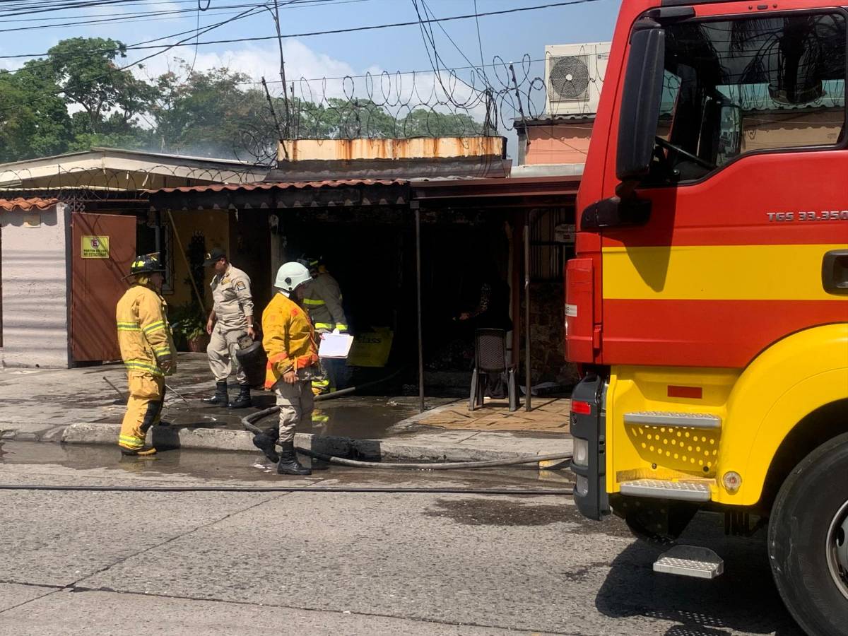 En ruinas: incendio consume popular local de baleadas en SPS