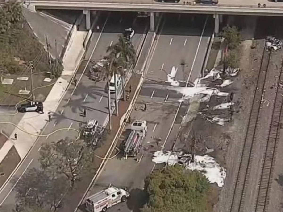 Avioneta se estrella en una transitada avenida en Boca Ratón, Florida
