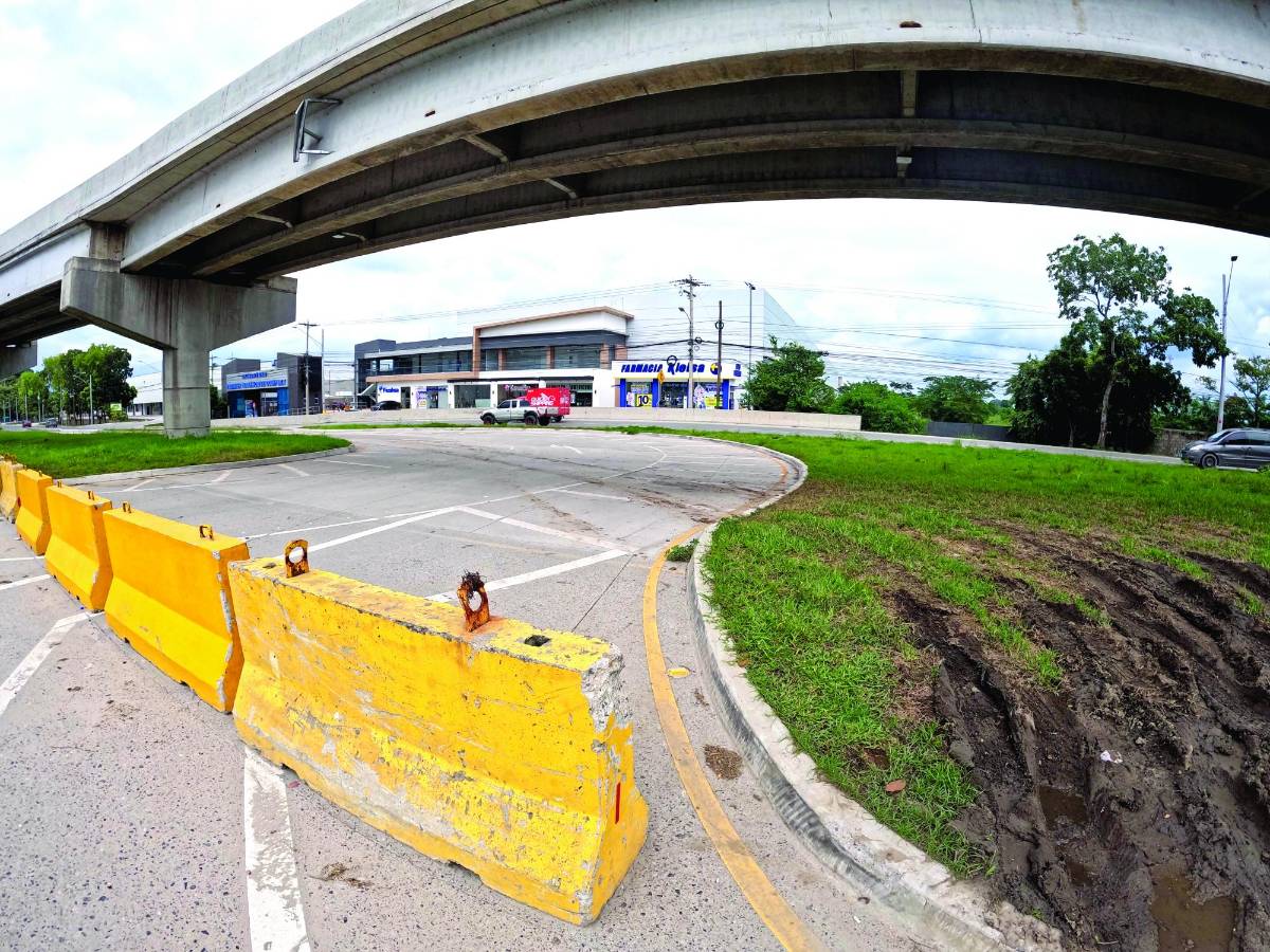 Conductores están molestos por la inhabilitación de algunos accesos viales.
