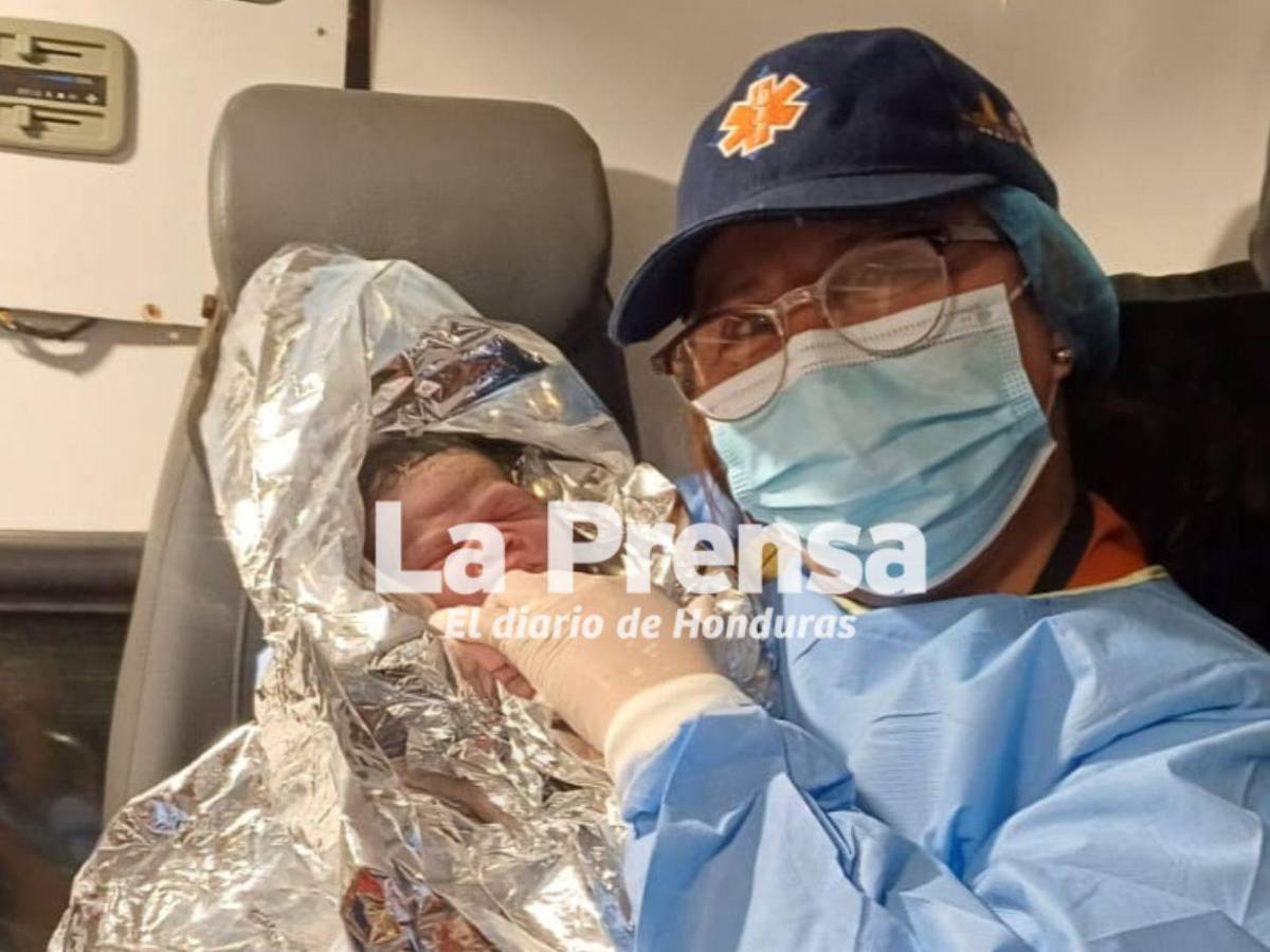 ¿Quién es la mujer que atendió el parto de la bebé que nació dentro de un carro en San Pedro Sula?