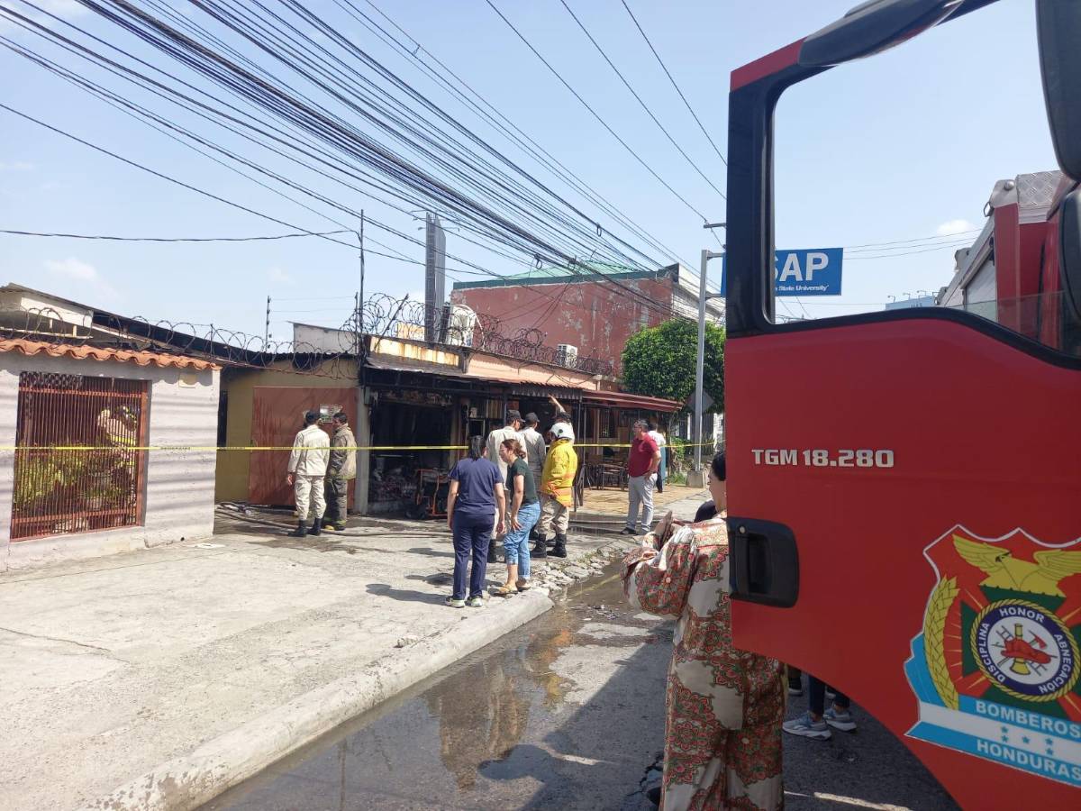 En ruinas: incendio consume popular local de baleadas en SPS
