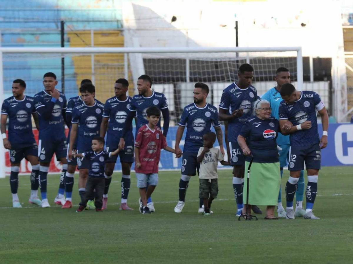 'Tota' Medina pierde la cabeza, festejo a lo Cristiano, mensaje al DT de Honduras en el Clásico y lindas chicas