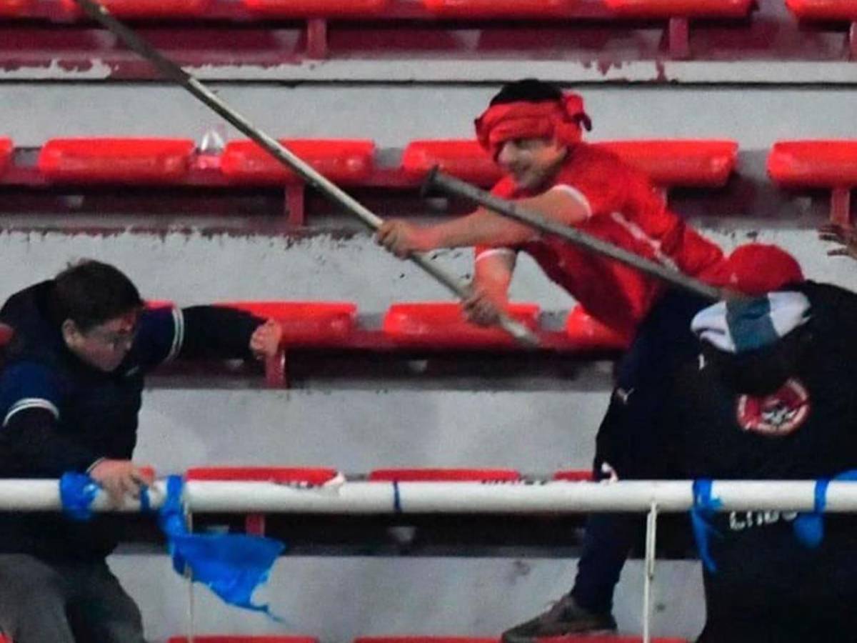 Imágenes sensibles: pelea de barras de Independiente y U de Chile deja heridos de gravedad