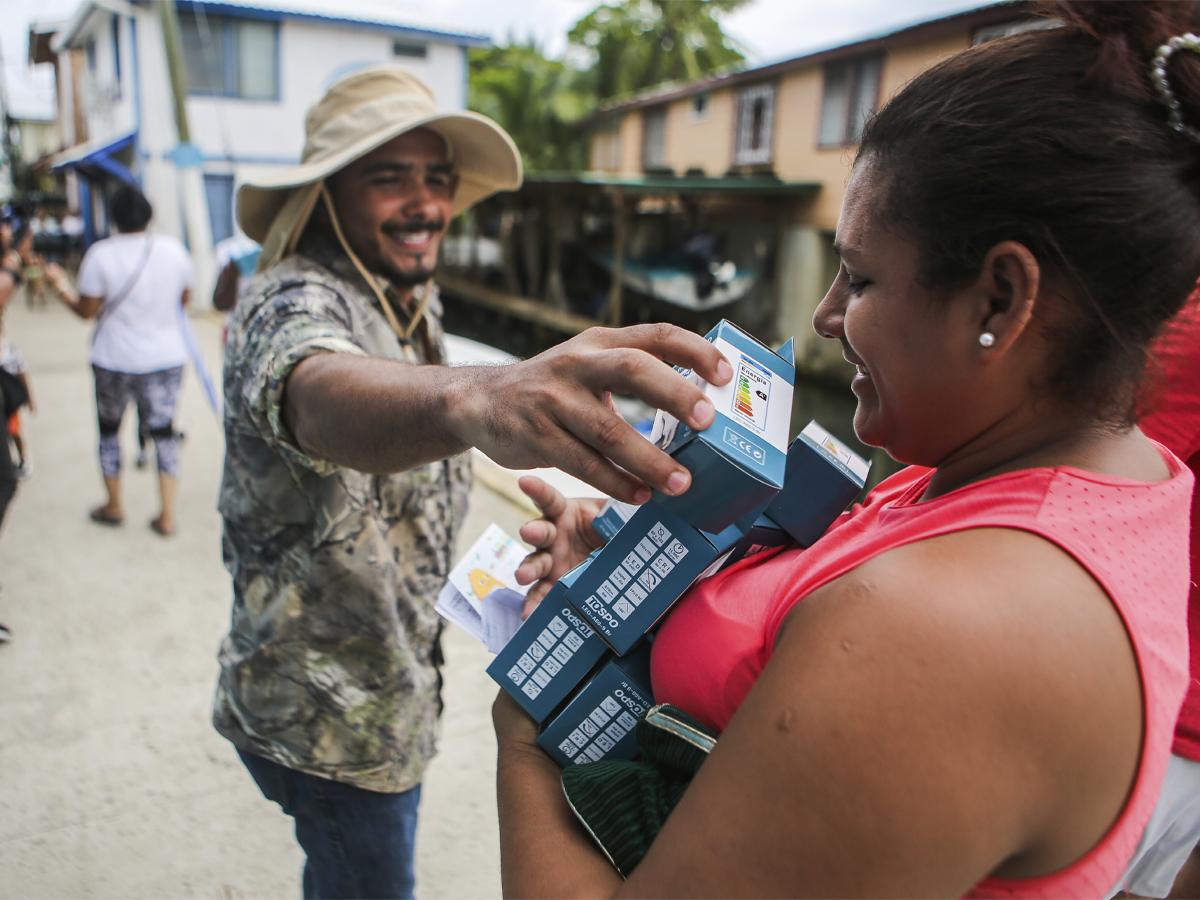 Equipos de la Enee han realizado entregas de focos ahorrativos a las familias.